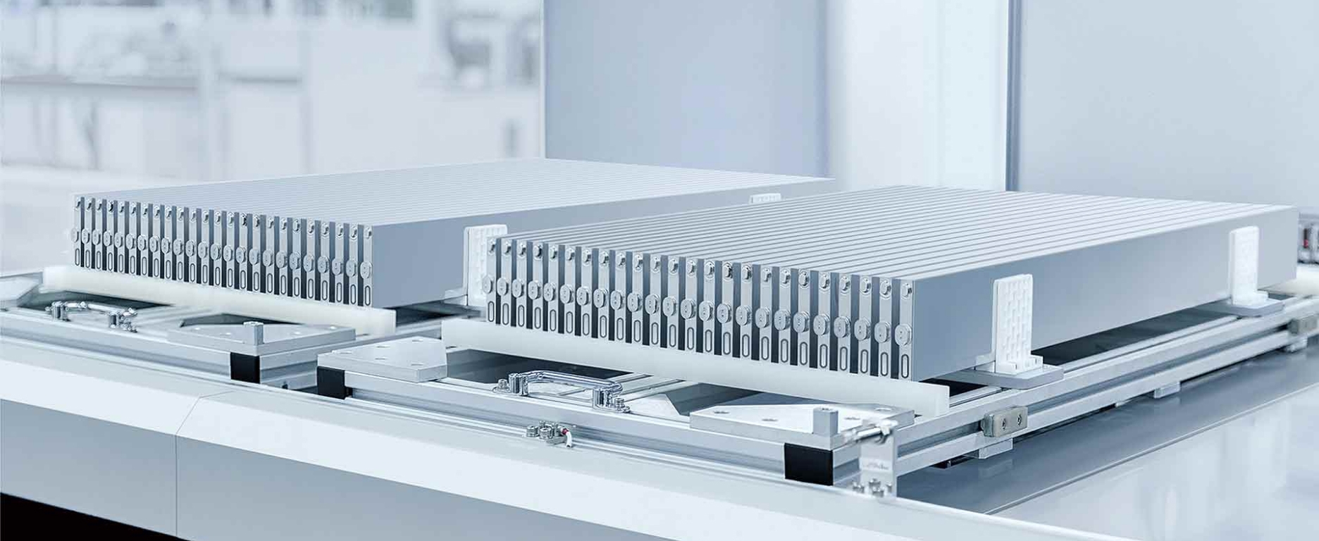 Высокая безопасность и длительный срок службы батареи Blade Battery