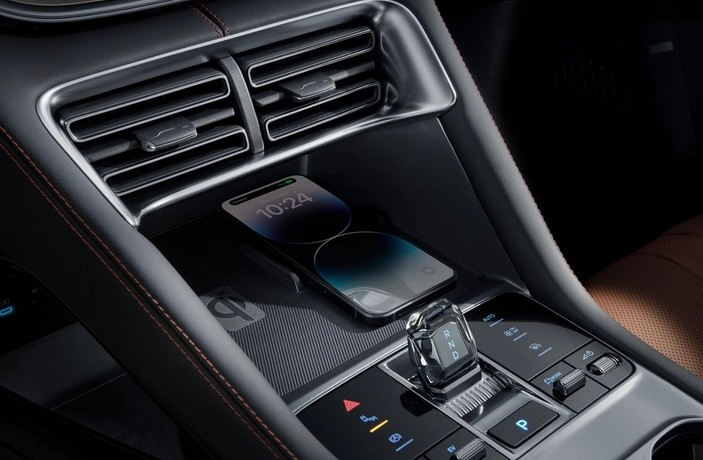 BYD SONG PLUS DM-i Смартфонға арналған сымсыз қуаттау құрылғысы